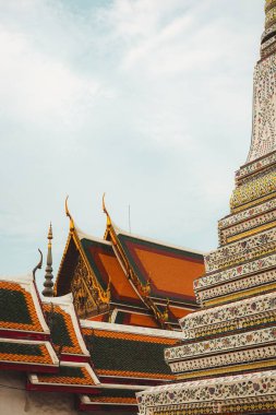 Geleneksel tapınak kiremitli çatıların üzerinde beyaz süslemeler yükseliyor..