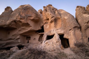 Antik kaya kesimli mağara evlerinin eşsiz doğal yapılar oluşturduğunu gözlemliyorum..