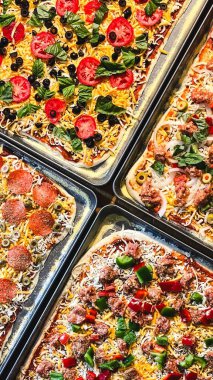 Tuzlu somon, roka, avokado ve keçi peyniri ile dolu lezzetli simit..