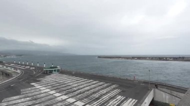 Bulutlu bir günde Sahil Kasabası Liman ve Rıhtım Binalarının Geniş Görünümü