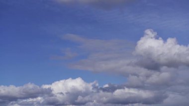 Pofuduk Kümülüs ve Peri Siren Bulutlarıyla Parlak Mavi Gökyüzü