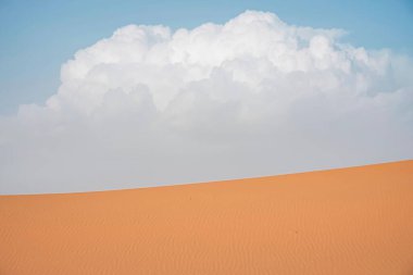 Mavi gökyüzünün altında kumlu çöl kumları