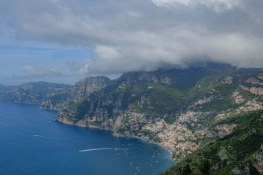 Alçak Askılı Bulutlu Amalfi Sahili Manzarası