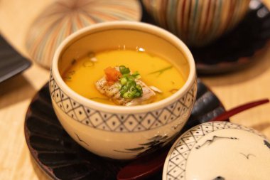 Bir kase sebze ve balıklı çorba.