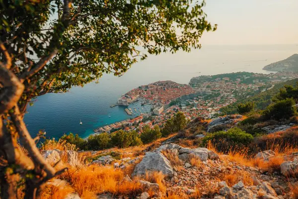 Gün batımında kıyı manzarası.