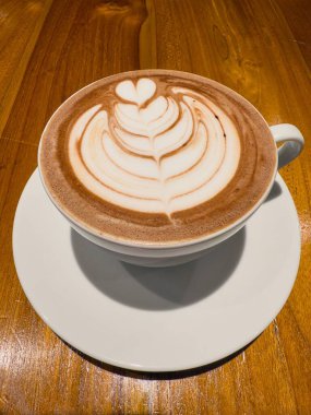 Kahve fincanındaki latte sanatının yakın çekimi.