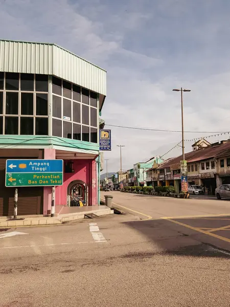 Negeri Sembilan, Malezya - 26 Ekim 2022 Sabah saatlerinde Kuala Pilah kasabasında daha az yoğun yol.