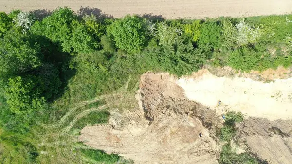 Yeşil ağaçların yakınındaki toprak erozyonunun havadan görünüşü