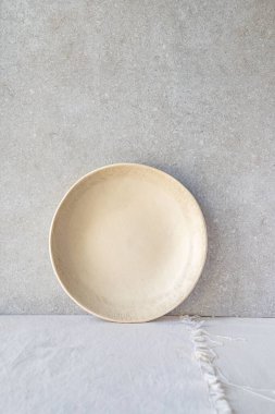 Basit bej plaka desenli yüzey zemininde dinleniyor