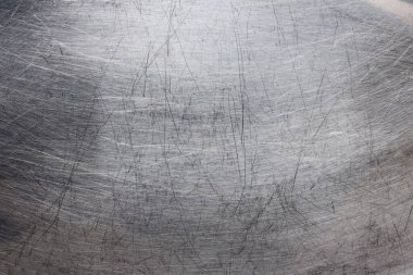 Metal yüzey ışıktaki çizikleri ve yansımaları gösterir