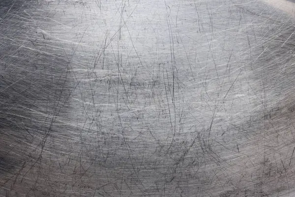 Metal yüzey ışıktaki çizikleri ve yansımaları gösterir