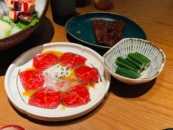 Sebze ve sosla servis edilen çiğ balık dilimleri.