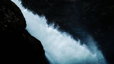 Ormandaki güzel mavi şelale, yaklaş.