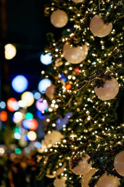 Beyaz süslemeler ve Bokeh Işıklarıyla süslenmiş Noel ağacının yakın çekimi