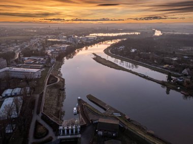 Gün batımında Kilit Yapısı ile Nehir ve Kasabanın Hava Görüntüsü