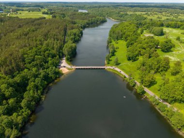 Nehir, Orman ve Küçük Yol Köprüsü 'nün Havadan Görünümü