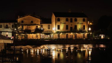 Geceleyin Yansımalarla Tarihi Avrupa Rıhtım Binası