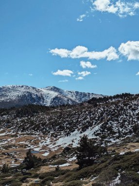 Yamuk Kar ve Mavi Gökyüzü ile Dağ Yamacı