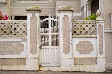 Dekoratif beyaz kapı ve duvar. Konut binasının dışında karmaşık desenler var.