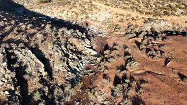 Kuru Çöl Tepeleri 'nin Açık Kaya Strata ve Çamur Yolu' yla Havadan Görünümü