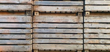 Yığılmış ahşap paletler düzenli olarak dizilmiş