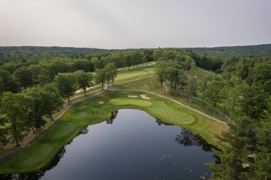 Sulu bir golf sahasının havadan görünüşü.