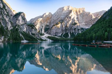 Sakin bir göle yansıyan manzara dağları.
