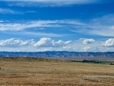 Dağlar ve mavi gökyüzü doğal görünümünü.