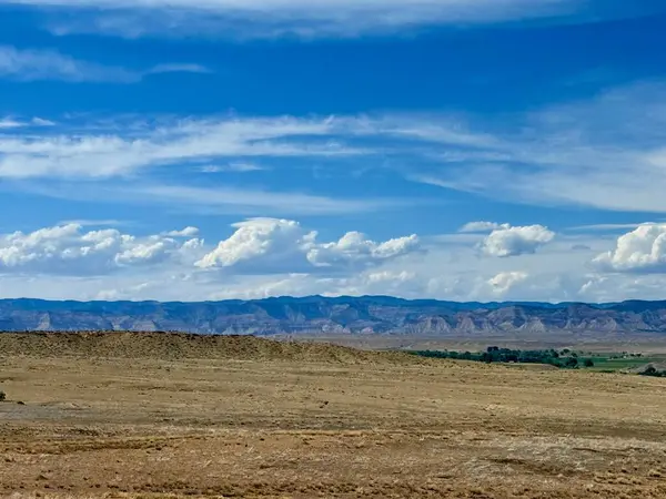 Dağlar ve mavi gökyüzü doğal görünümünü.