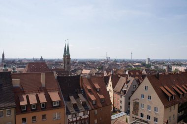 Avrupa 'nın Eski Kentinde Geleneksel Çatı ve Kulelerin Yüksek Görünümü