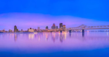 Louisville, Kentucky 'nin panoramik manzarası Ohio Nehri' ne yansıdı.