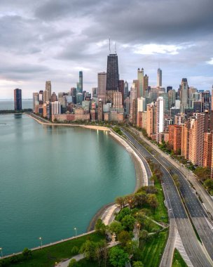 Chicago Skyline ve Lake Shore Drive Yüksek Açılı Manzarası