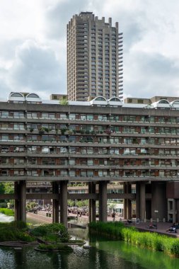 Kule Bloğu ve Su Bahçeleri ile Barbika Malikanesi 'nin Zalim Mimarisi