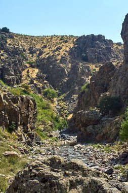 Dar Kayalık Kanyon Boğazı Akıntı ve Kuru Yamaçlarla
