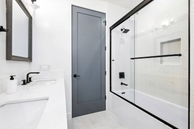 Modern banyo iç tasarımı minimalist beyaz gri siyah armatürler yenileme