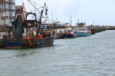 Balıkçı tekneleri rıhtıma yanaştı sahil kıyısı sanayii sahil limanına seyahat ediyor.