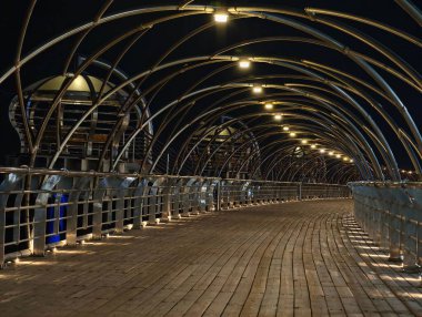 Modern Metal Kemer Yapısı Altında Ahşap Yürüyüş Gecesi