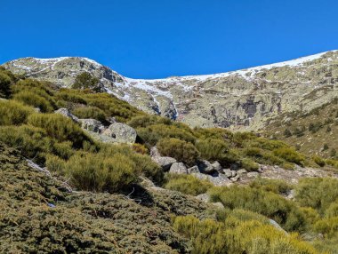Dağ manzarası, kayalık, kar, dağ yürüyüşü, doğa, mavi gökyüzü.