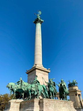 Binicilik Heykelleriyle Kahramanlar Meydanı Milenyum Anıtı