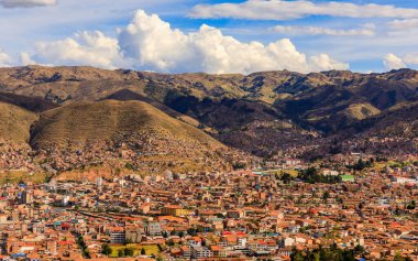 Arid And Dağları 'na İnşa edilmiş Güney Amerika Şehri' nin Yüksek Panoramik Görünümü