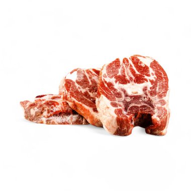 Beyaz arkaplanda işlenmemiş et parçaları