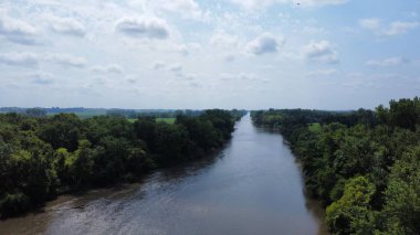 Bereketli ormanda akan sakin bir nehir..