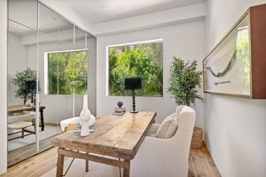 Ahşap masa ve geniş pencereli modern ofis alanı