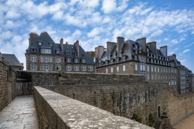 Saint-Malo 'nun surlarından tarihi taş binaların manzarası