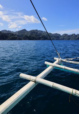 Temiz su ve uzak dağları gösteren tekneden görüntü