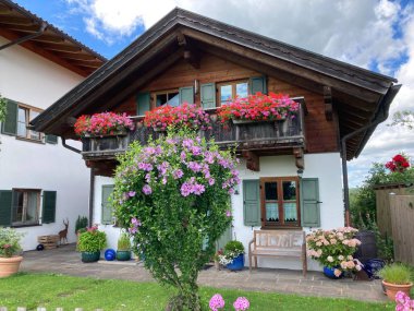Çiçekli Balkon ve Bahçeli Geleneksel Bavyera Evi