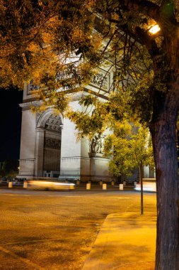 Gece Zafer Takı Araba Işığı Yolu ve Ağaç Önplanı