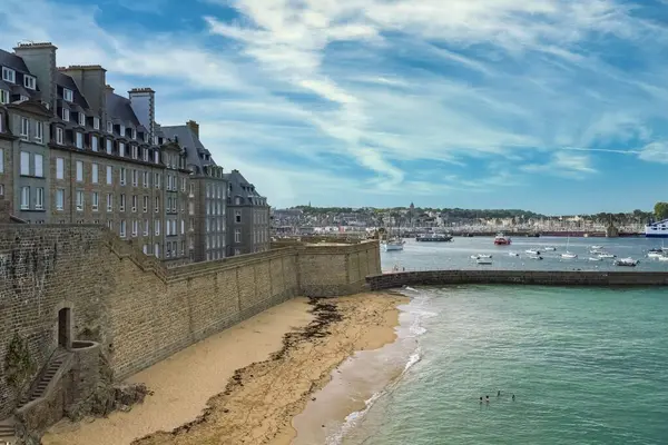 Fransa 'nın Saint-Malo şehrinin duvarları, plajları ve eski binalarının manzarası.