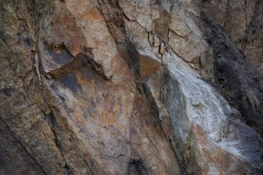 Kaya yüzeyinin desenleri ve renkleri farklı