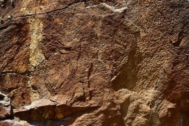 Kahverengi ve karmaşık desenleri olan doğal kayanın desenli yüzeyi